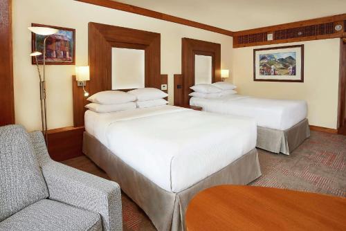 Letto o letti in una camera di Hilton Trinidad & Conference Centre