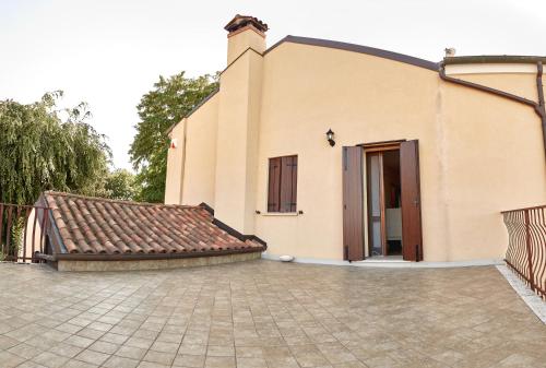 a house with a tile roof and a door at Agriturismo La Foscarina in Vescovana