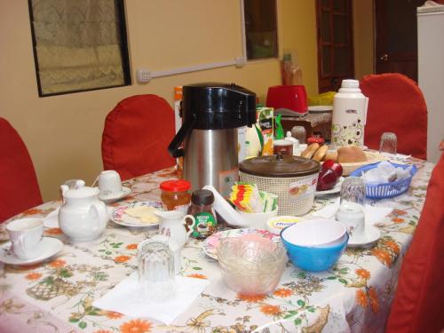 una mesa con una cafetera encima en Naty's Guest House, en Cusco