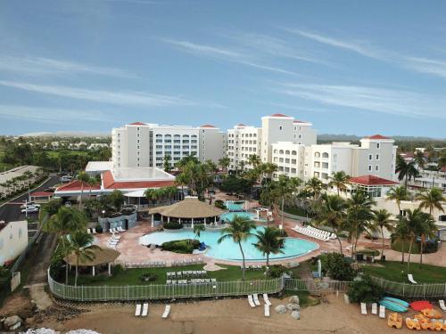 une vue aérienne d'un complexe hôtelier avec piscine dans l'établissement Embassy Suites by Hilton Dorado del Mar Beach Resort, à Dorado
