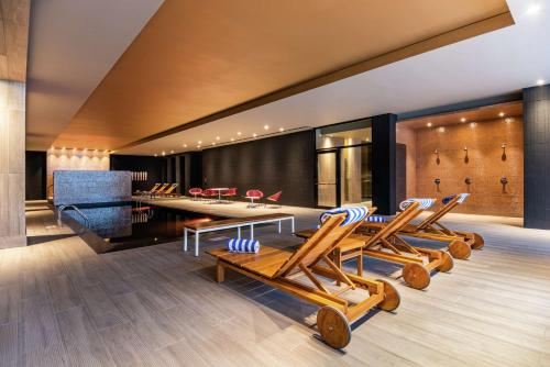 a room with chairs and a table and a tableasteryasteryasteryasteryasteryastery at Hilton Bogota Corferias in Bogotá