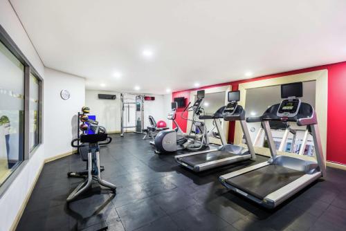 a gym with treadmills and cardio equipment in a room at Hilton Garden Inn Barranquilla in Barranquilla
