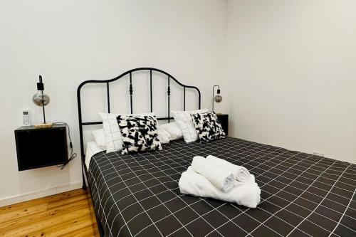 Un dormitorio con una cama con toallas blancas. en Stay Well Home en Lisboa