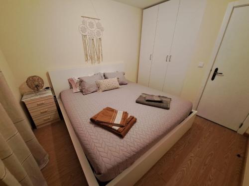 een kleine slaapkamer met een bed met een dienblad erop bij Casa do Souto - Douro e Marão 