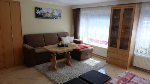 ein Wohnzimmer mit einem Sofa und einem Couchtisch in der Unterkunft Ferienwohnung Dresden Trachenberge in Dresden