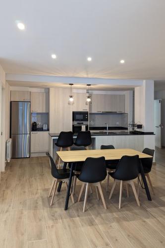 a kitchen with a table and chairs in a room at Hydros in Ripoll