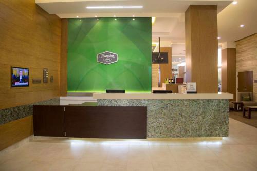 a lobby with a green wall in a hospital at Hampton Inn by Hilton Villahermosa in Villahermosa