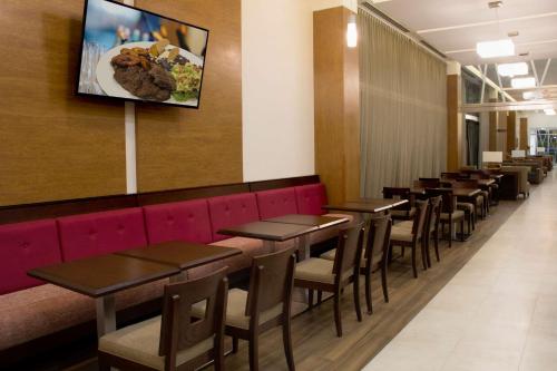 a row of tables and chairs in a restaurant at Hampton Inn by Hilton Villahermosa in Villahermosa