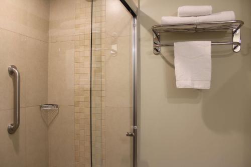 a bathroom with a shower with a glass door at Hampton Inn by Hilton Villahermosa in Villahermosa