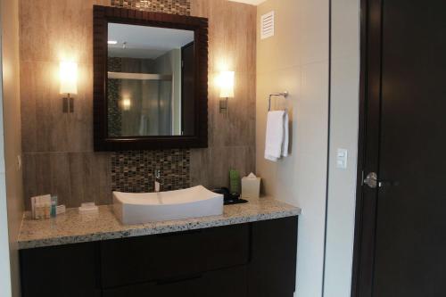 a bathroom with a sink and a mirror at Hampton Inn by Hilton Villahermosa in Villahermosa