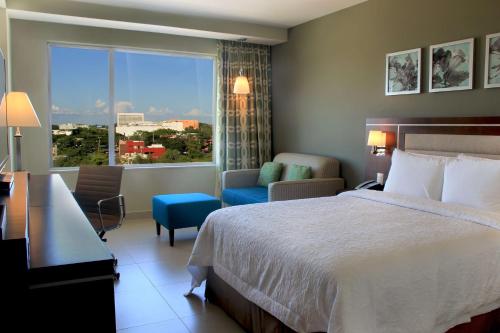 a hotel room with a bed and a window at Hampton Inn by Hilton Villahermosa in Villahermosa