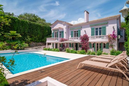 une maison avec une piscine et une terrasse en bois dans l'établissement CLR - Stunning renovated house with pool to rent, au Cannet