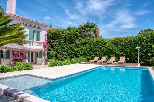 una piscina frente a una villa en Cannes Luxury Rental - Stunning renovated house with pool to rent en Le Cannet