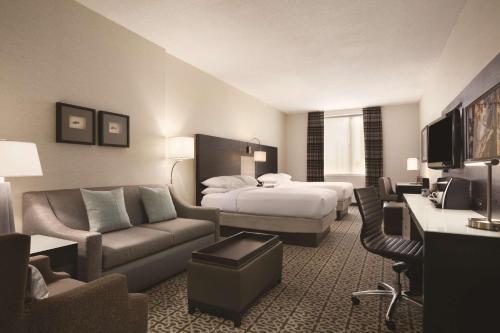 ボストンにあるダブルツリー ホテル バイ ヒルトン ボストン - ダウンタウンのベッドとソファ付きのホテルルーム