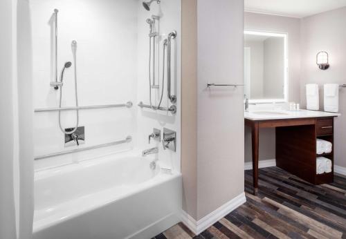 uma casa de banho com uma banheira e um lavatório em Hampton Inn Boston Seaport District em Boston
