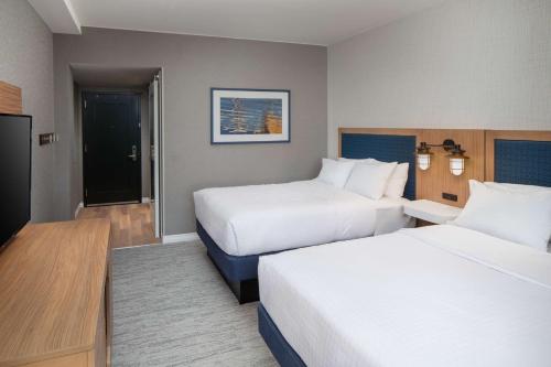 En eller flere senge i et værelse på Hampton Inn Boston Seaport District