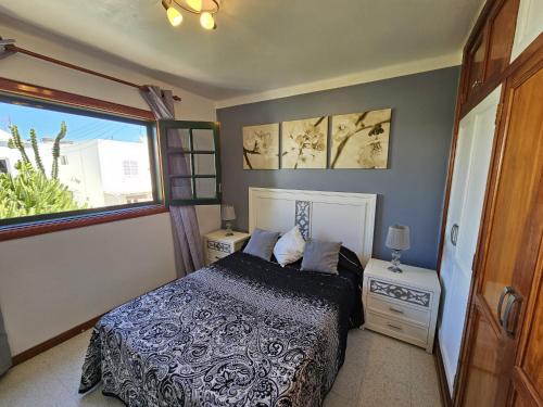 Schlafzimmer mit einem Bett und einem Fenster in der Unterkunft Apartamento ANTOSOL in Playa Honda