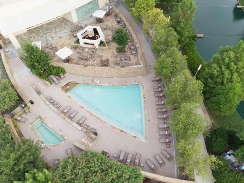 an overhead view of a swimming pool with lounge chairs at Hilton Dallas/Plano Granite Park in Plano