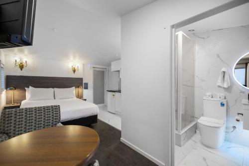 una camera d'albergo con letto e bagno di Lakeview Colonial Motel a Queenstown