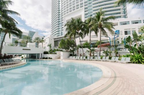 duży basen z palmami i budynkami w obiekcie The Diplomat Beach Resort Hollywood, Curio Collection by Hilton w mieście Hollywood