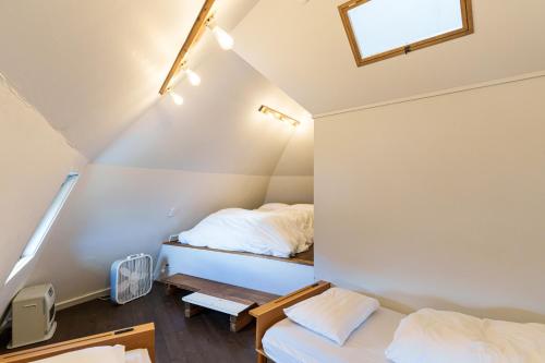 Una cama o camas en una habitación de 野沢温泉ロッヂ