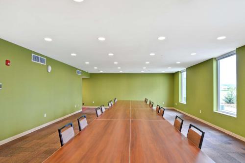 una sala de conferencias vacía con una mesa larga y sillas en Home2 Suites By Hilton Helena, en Helena