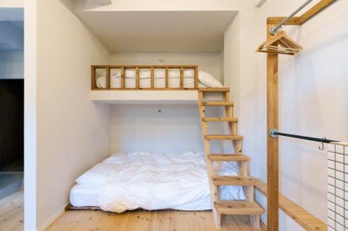 Una cama o camas en una habitación de 野沢温泉ロッヂ