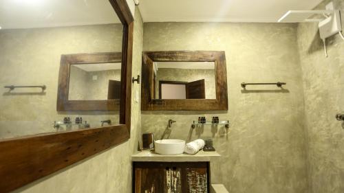 a bathroom with a sink and a mirror at 3 Piratas in Prea