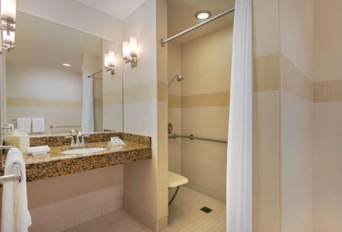 uma casa de banho com um lavatório e um chuveiro em Hilton Garden Inn LAX - El Segundo em El Segundo