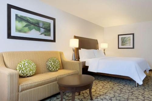 une chambre d'hôtel avec un lit et un canapé dans l'établissement Hilton Garden Inn LAX - El Segundo, à El Segundo