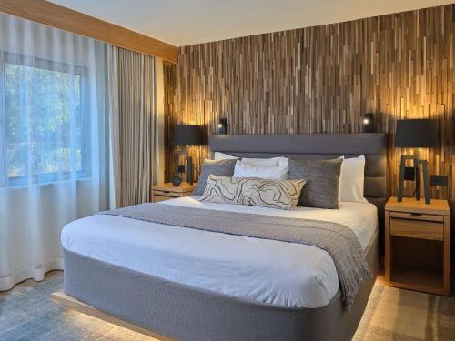 Embassy Suites by Hilton Napa Valleyにあるベッド