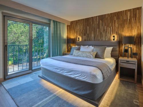 纳帕Embassy Suites by Hilton Napa Valley的一间带大床和大窗户的卧室