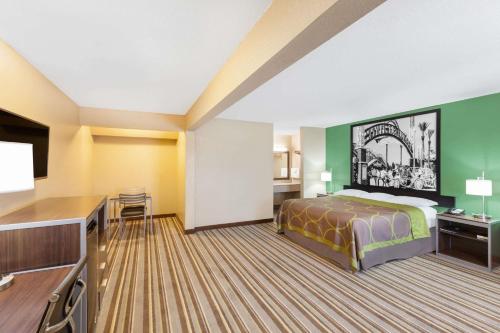 Un pat sau paturi într-o cameră la Super 8 by Wyndham Kingsville