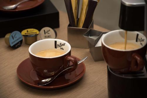 ザ ダンイーウェイ ポートランド ア ヒルトン ホテルにあるコーヒーまたはお茶