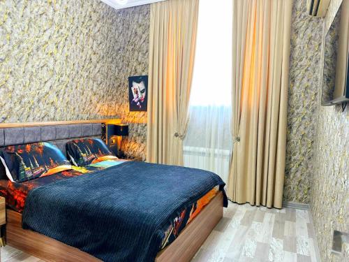 um quarto com uma cama king-size num quarto em Very comfortable apartment, convenient location! em Baku
