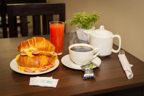 a table with a sandwich and a cup of coffee at Hotel California in Juliaca