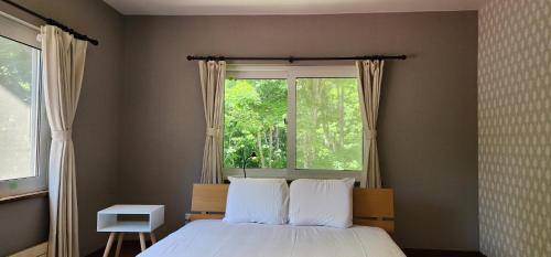 Ένα ή περισσότερα κρεβάτια σε δωμάτιο στο El Cosmo Lodge, Niseko