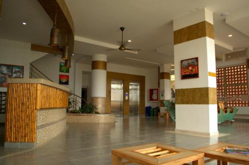 a lobby of a building with a table and pillars at L / Apto 95m2 en Terrazas Tayrona 6 a 8 pax in Gaira
