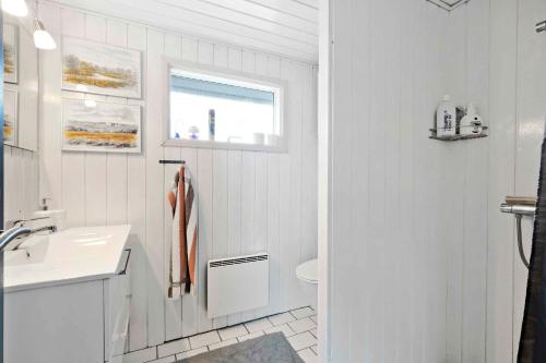 un bagno con lavandino, WC e finestra di Fantastic View Over Venø Bay a Vinderup
