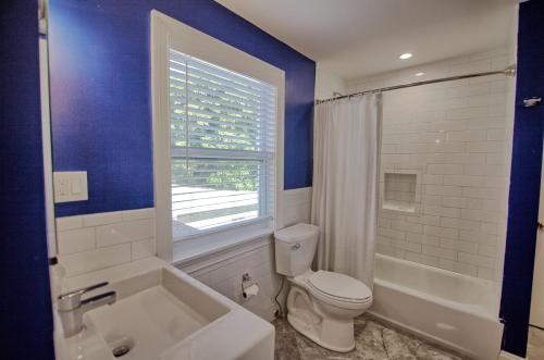 uma casa de banho com um WC, uma banheira e uma janela. em Gulside Resort. Unit 8 em St. Pete Beach