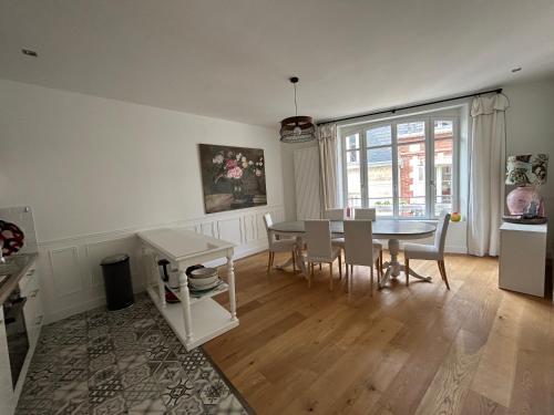 une cuisine et une salle à manger avec une table et des chaises dans l'établissement Maison Escapade Normandie Trouville Deauville 4 chambres, à Trouville-sur-Mer