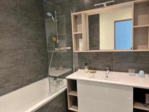 La salle de bains est pourvue d'un lavabo et d'une douche. dans l'établissement Maison Escapade Normandie Trouville Deauville 4 chambres, à Trouville-sur-Mer