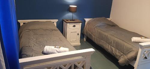 two beds sitting next to each other in a room at Departamentos MAWER in El Calafate