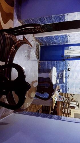 une grande plaque de verre accrochée à une paroi dans l'établissement شقق للايجار, 