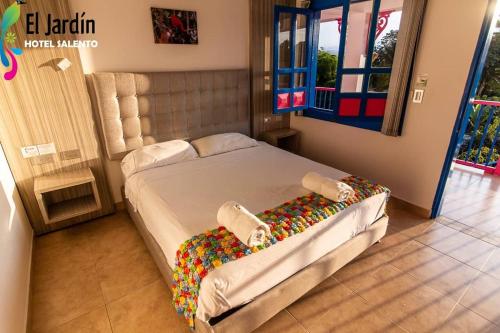 Een bed of bedden in een kamer bij Hotel El Jardin