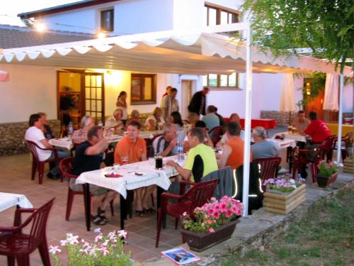 Ресторан / где поесть в Carefully furnished chalet with a covered terrace, in Aragon
