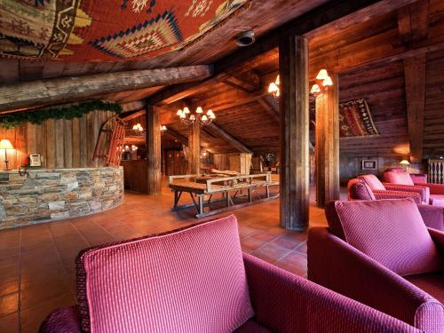 Photo de la galerie de l'établissement Chalet in Paradiski with Stunning Ski Views, à Arc 2000