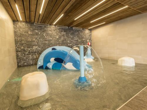 un parc aquatique avec un toboggan bleu dans l'établissement Chalet in Les Arcs with Heated Pool, à Arc 2000
