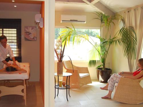 2 personnes assises sur des chaises dans un salon dans l'établissement Cottage in Provence with Covered Terrace, à Solliès-Toucas