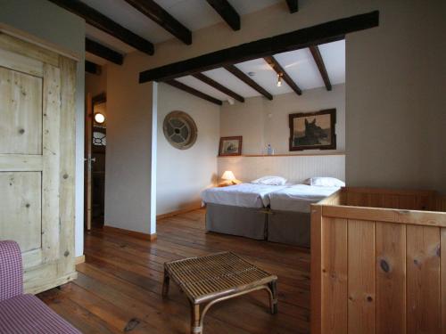 1 dormitorio con 2 camas en una habitación con suelo de madera en Splendid Holiday Home in Vlessart with Sauna, en Vlessart